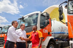 Prefeito de Niterói durante entrega de novos veículos de limpeza (Foto: Evelen Gouvea/Prefeitura de Niterói)