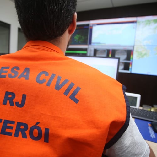 Profissional da Defesa Civil de Niterói RJ (Foto: Divulgação)