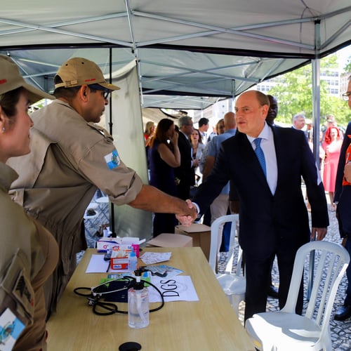 Governador Ricardo Couto participa de ação com o CBMERJ (Foto: Sargento Fraga/Divulgação)