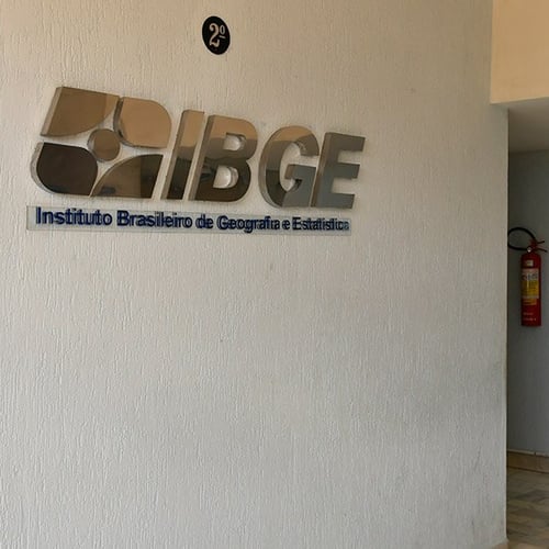Placa sinalizadora do IBGE (Foto: Geraldo Magela/Agência Senado)