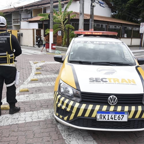 Agente municipal de trânsito de Maricá, ao lado de carro da Sectran (Foto: Divulgação/Prefeitura de Maricá RJ)