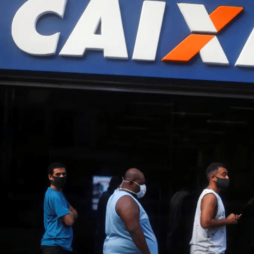Fachada da Caixa com fila (Foto: Agência Brasil/Reuters/Pilas Olivares)