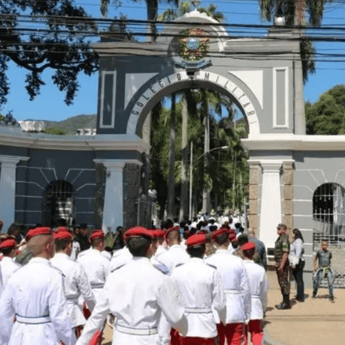 Fachada do Colégio Militar RJ com alunos perfilados (Foto: Reprodução)
