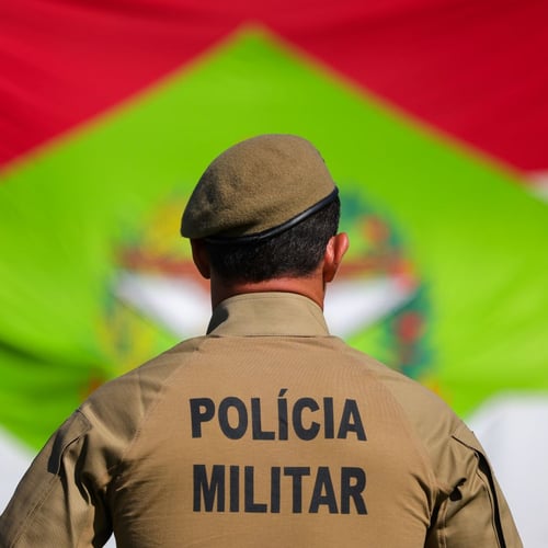 Soldado da PM SC de costas (Foto: Roberto Zacarias/SECOM)