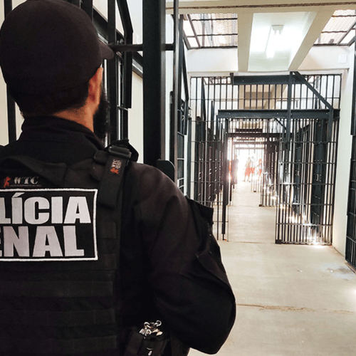 Policial penal da Agepen MS de costas (Foto: Agepen MS)