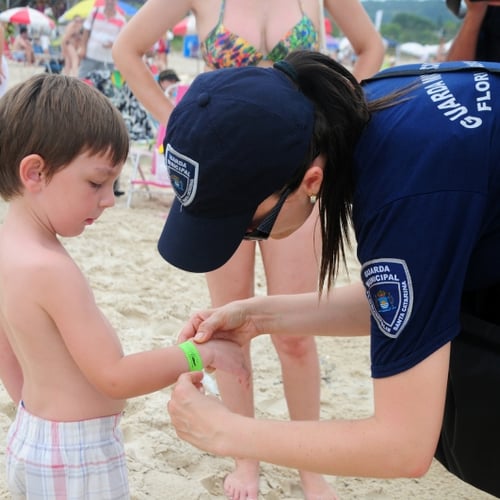 Guarda de Florianópolis SC em ação na praia com criança (Foto: Petra Mafalda/Prefeitura de Florianópolis SC)