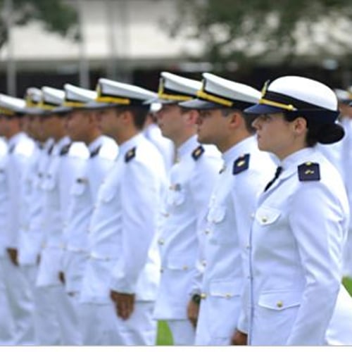 Cerimônia de formatura de novos Praticantes Oficiais (Foto: Marinha do Brasil)