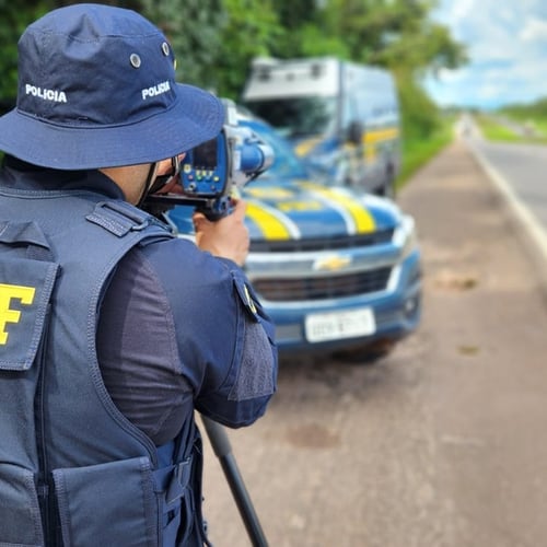 Policial Rodoviário Federal na estrada (Foto: Governo Federal)
