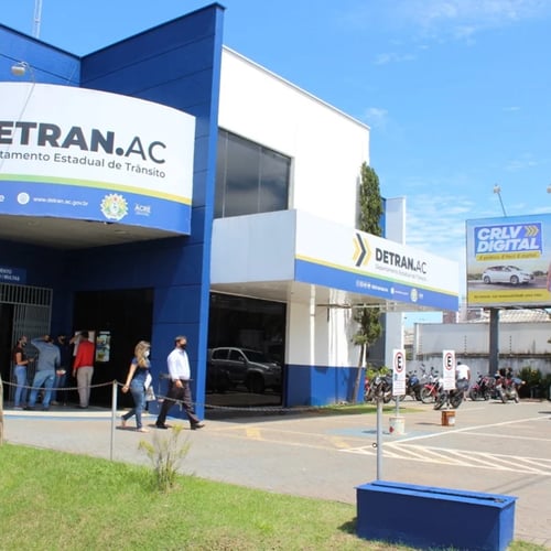 Pessoas entrando e saindo de uma das unidades do Detran AC (Foto: Divulgação/Detran AC) 