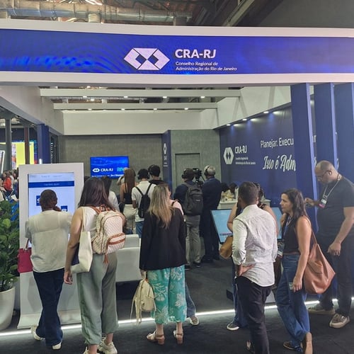 Pessoas circulando pelo stand do CRA RJ no Rio Innovation Week 2026 (Foto: Divulgação CRA RJ)