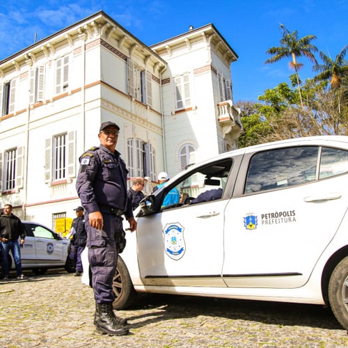 Guarda civil municipal de Petrópolis ao lado de viatura da corporação (Foto: Divulgação)