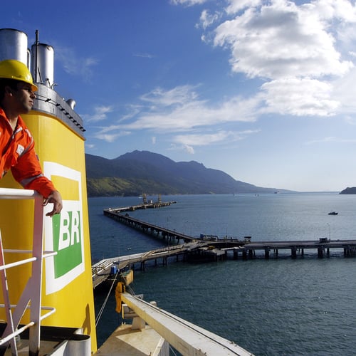 Profissional da Transpetro em pé na plataforma (Foto: Divulgação)