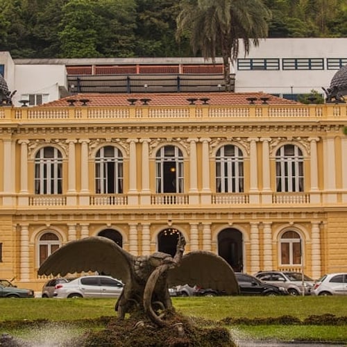 Facahada de um dos museus na cidade de Petrópolis, no Rio de Janeiro (Foto: Embratur)