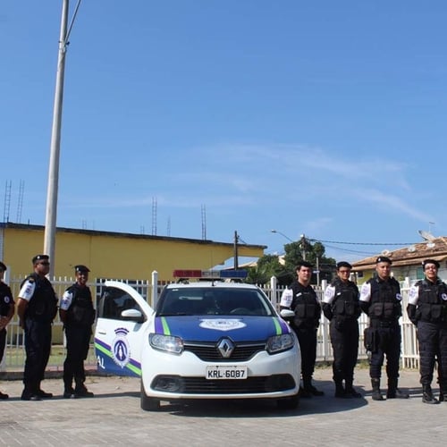 Guardas municipais de Rio das Ostras perfilados ao lado de viatura (Foto: Maurício Rocha/Prefeitura de Rio das Ostras)