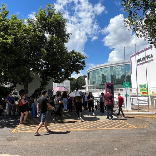 Candidatos chegando ao local de prova em Brasília (Foto: Mateus Melis/Qconcursos Folha Dirigida)
