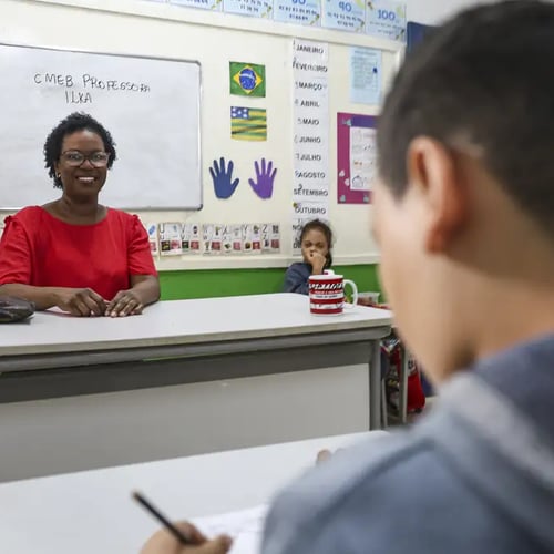 Professora em sala de aula (Foto: Marcelo Camargo/Agência Brasil)