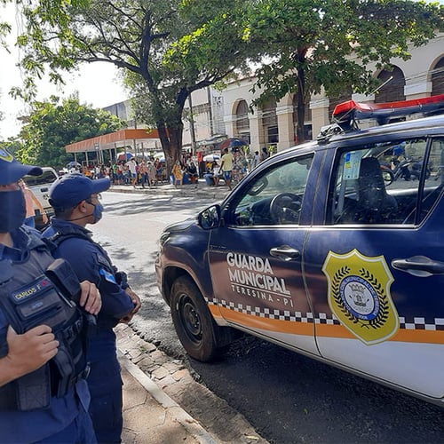 Guardas municipais de Teresina PI ao lado de viatura (Foto: Divulgação)