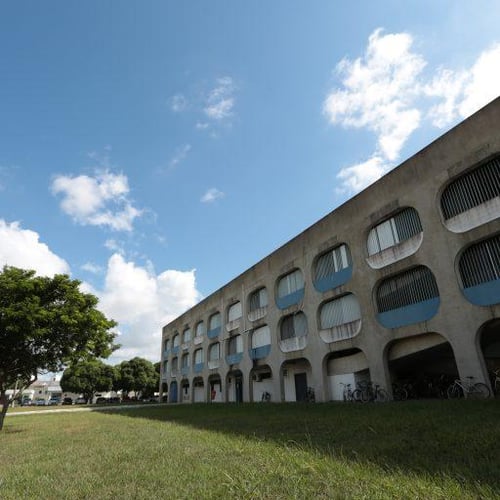 Fachada de uns dos prédios da UENF (Foto: Ascom/UENF)