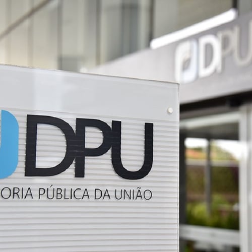 Placa sinalizadora do prédio da DPU (Foto: Agência Senado)
