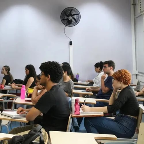 Candidatos durante prova de concurso (Foto: Agência Brasil)