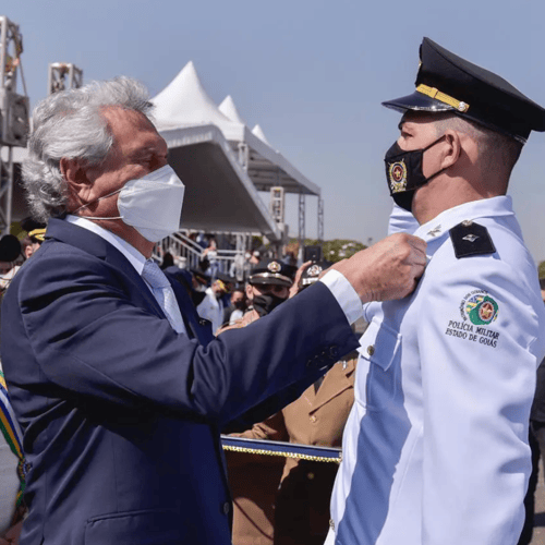 Oficial da PM GO sendo promovido (Foto: Júnior Guimarães/Agência de notícias)