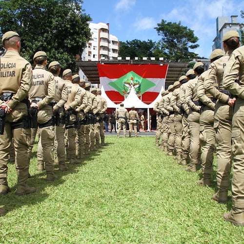 Soldados da PM SC em formatura (Foto: 3º sargento RR Paulo Henrique Santana/Centro de Comunicação Social da PM SC)