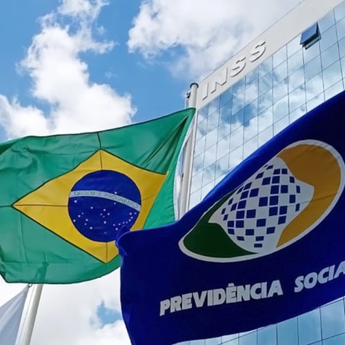 Bandeiras do Brasil e da Previdência Social flamulando em frente à sede do INSS, em Brasília (Foto: Divulgação GOV BR)