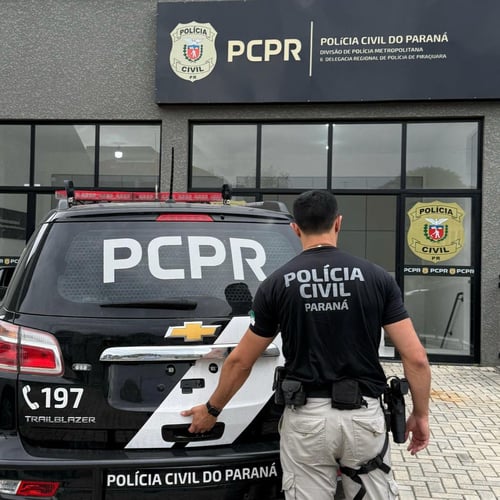 Policial da PC PR na viatura, em frente à delegacia (Foto: Divulgação/PC PR)