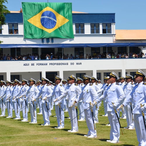 Oficiais da Marinha perfilados (Foto: Divulgação)