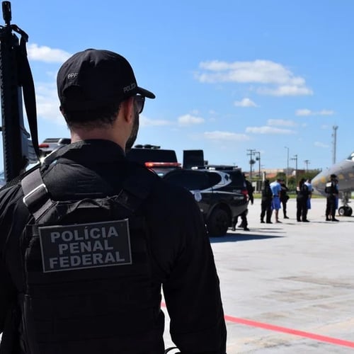 Policial penal federal durante atuação em aeroporto (Foto: SENAPPEN)