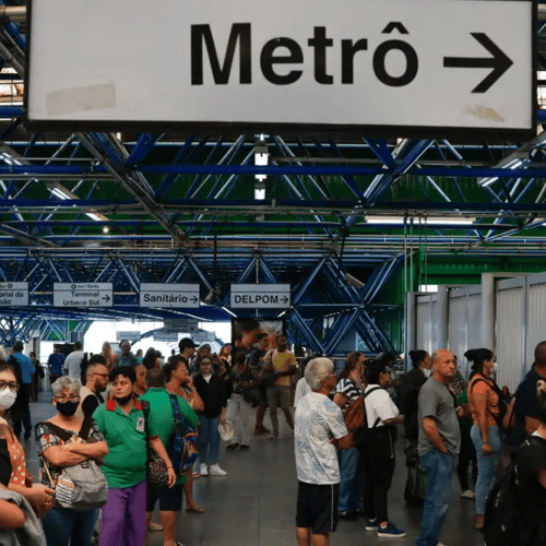 Passageiros esperam no Metrô de São Paulo (Foto: Fernando Frazão/Agência Brasil)