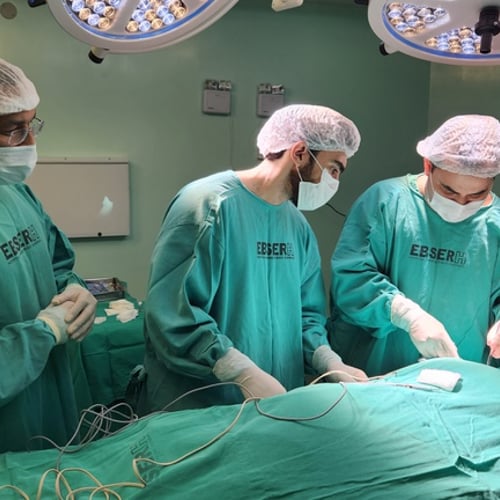 Médicos da Ebserh realizando uma cirurgia (Foto: Divulgação/Ebserh)