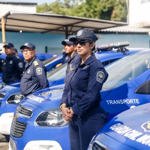 Guardas de Recife PE próximos à viatura (Foto: Andréa Rêgo Barros/PCR)
