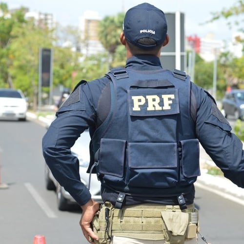 Agente da PRF de costas (Foto: Governo Federal)