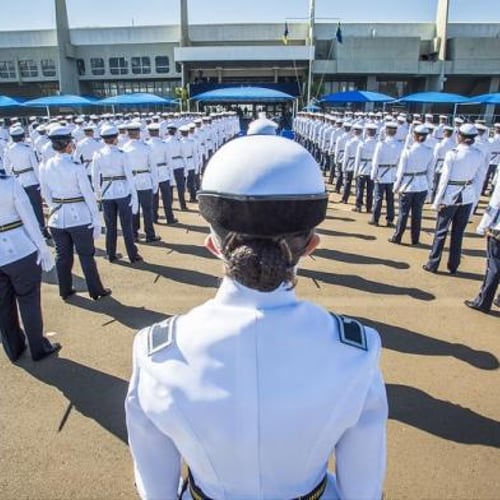 Mulher da Academia de Força Aérea (AFA) de costas (Foto: Divulgação)