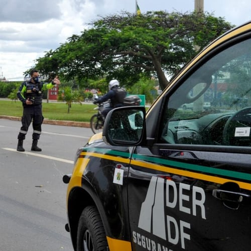 Agente DER DF em rodovia (Foto: Divulgação)