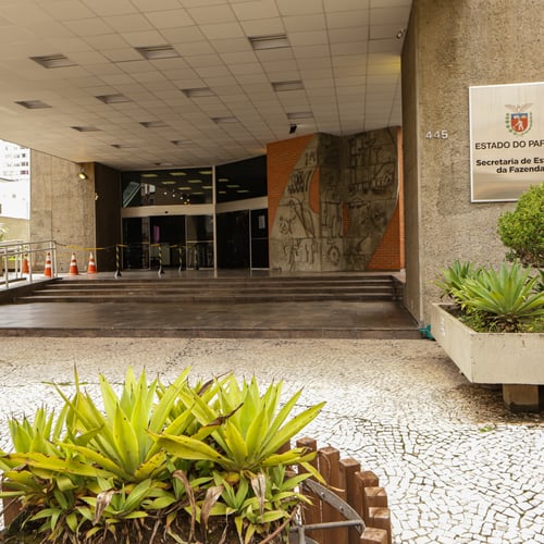 Entrada do prédio da Sefaz PR (Foto: Roberto Dziura Jr/AEN PR)