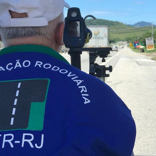 Servidor do DER RJ realiza fiscalização rodoviária (Foto: Divulgação/Governo RJ)