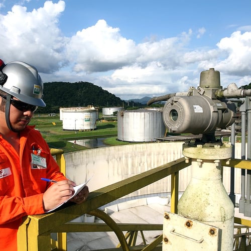 Profissional da Transpetro no terminal (Foto: Galeria de fotos da Transpetro/Divulgação)