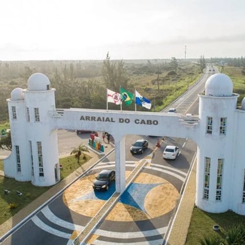 Pórtico de entrada da Prefeitura de Arraial do Cabo (Foto: Divulgação) 