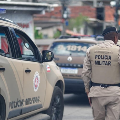Soldado da PM BA próximo à viatura (Foto: Divulgação/PM BA)