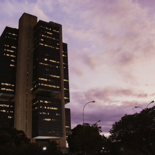 Fachada do Banco Central à noite (Foto: Ramiro Lucena/Qconcursos Folha Dirigida)