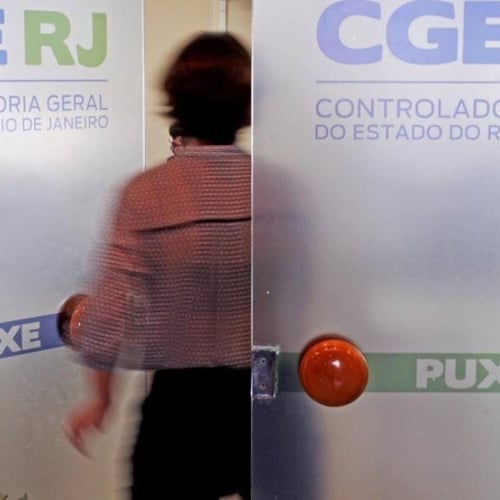 Servidora da CGE RJ entrando em uma das salas do órgão (Foto: Divulgação)