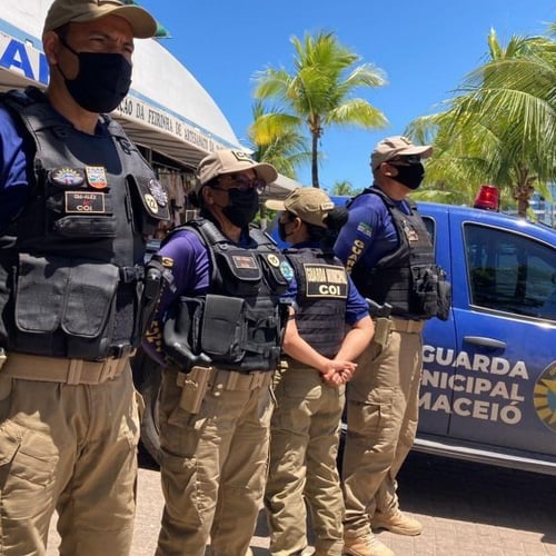 Guardas de Maceió AL perfilados ao lado de viatura (Foto: Erika Santana/Ascom Semscs)