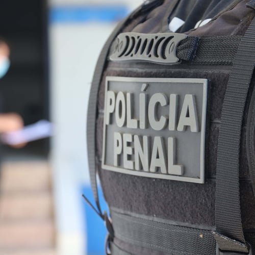 Colete de balas com a expressão "Polícia Penal" em destaque (Foto: DEPPEN/PR)