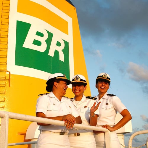 Três mulheres em cima de uma plataforma da Transpetro (Foto: Divulgação)