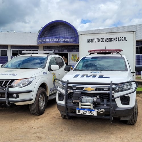 Viaturas da Medicina Legal de Pernambuco (Foto: SDS PE)