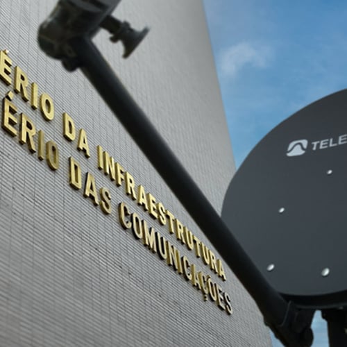 Foto do Ministério das Comunicações com antena Telebras (Foto: João Victor/MCom)