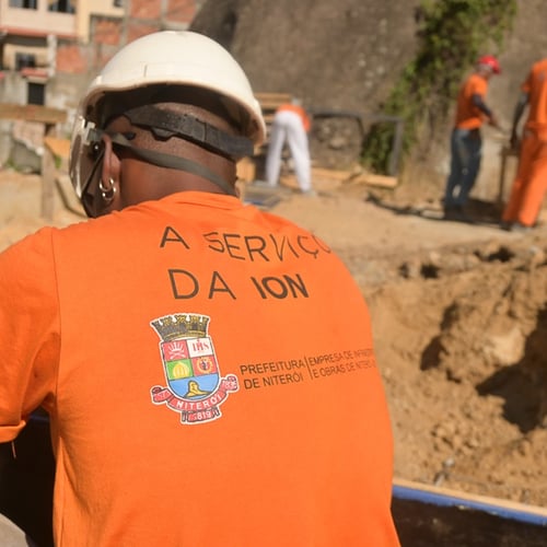 Servidor da ION Niterói durante serviço em obra (Foto: Divulgação/Niterói)