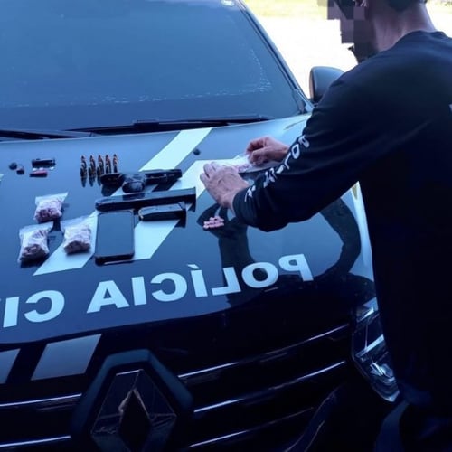 Agente da PC RS próximo de várias viaturas (Foto: Divulgação/PC RS)